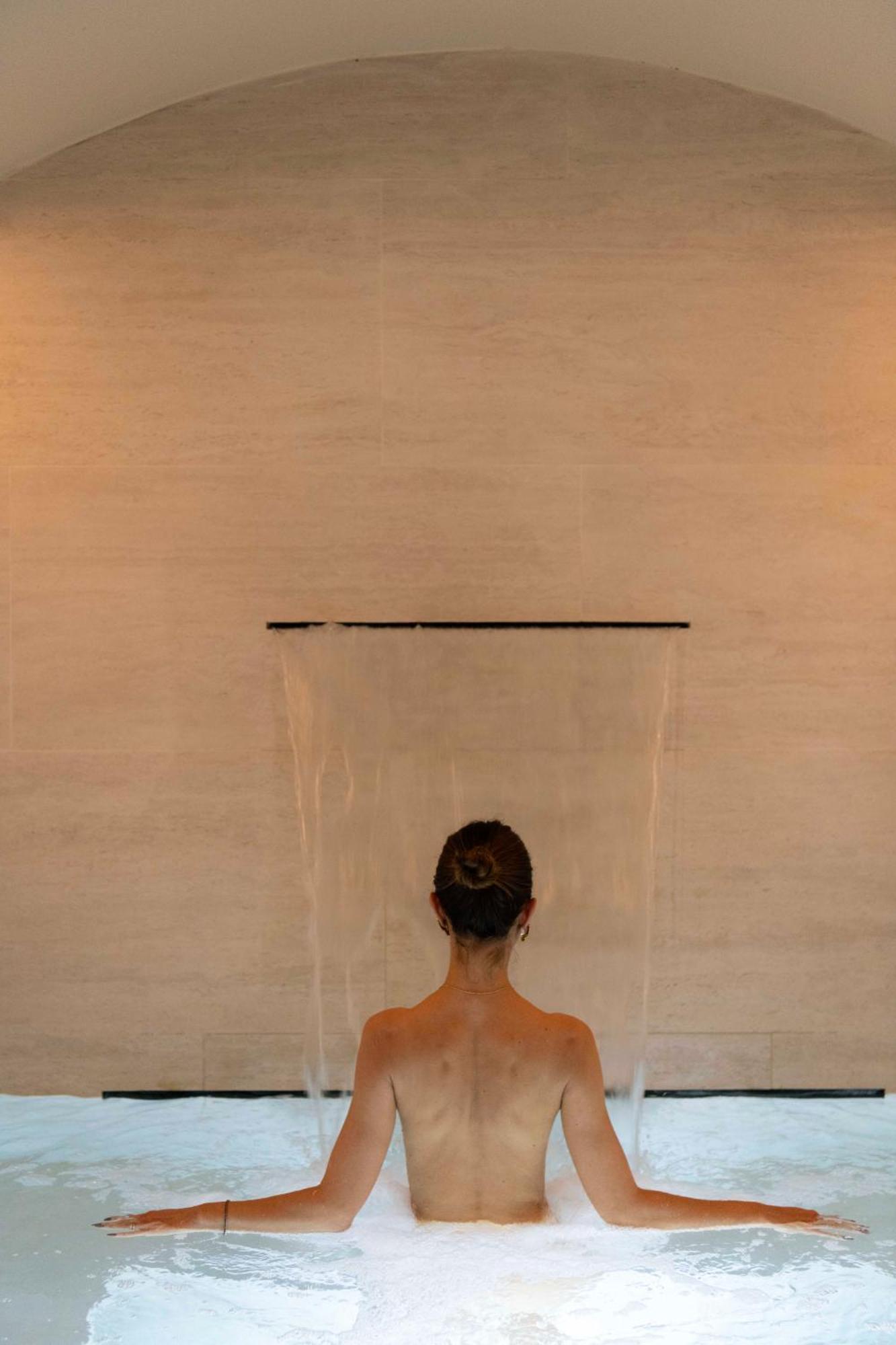Hotel La Gemma Florenz Exterior foto A woman in a shower